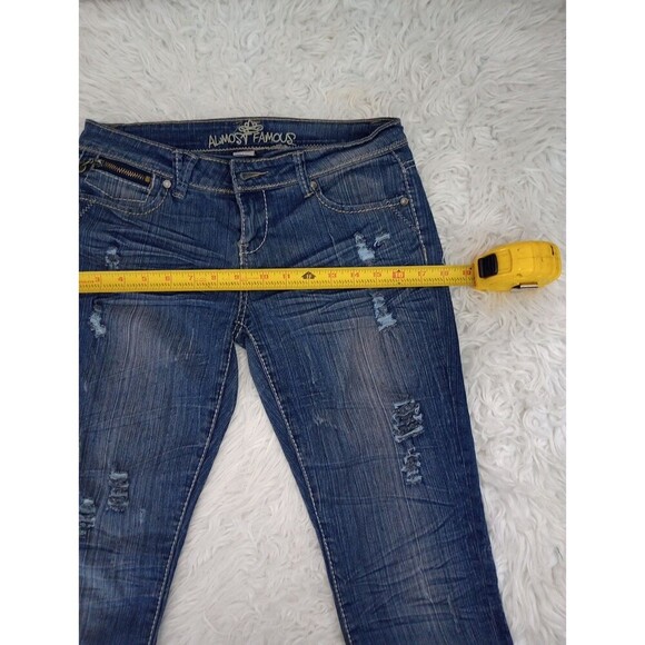 Womens Almost Famous Low Rise Distressed Capri Jeans Size 7 Medium Wash - Picture 6 of 12